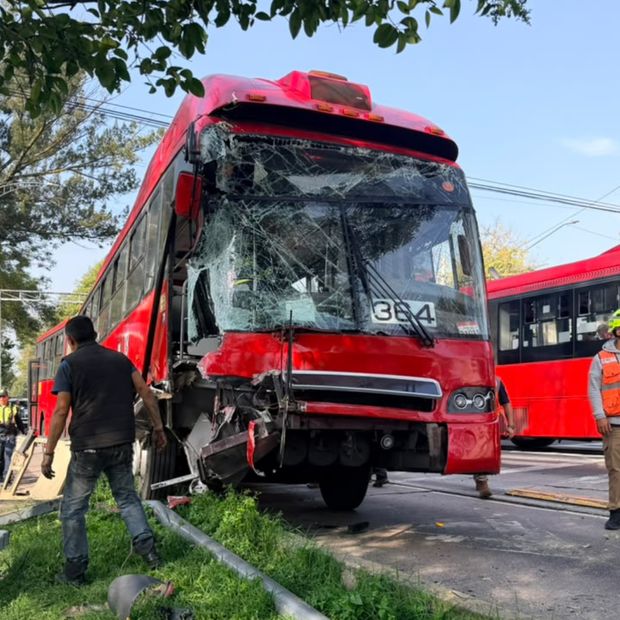La unidad del Metrobús quedó destruida por el choque en la alcaldía Benito Juárez