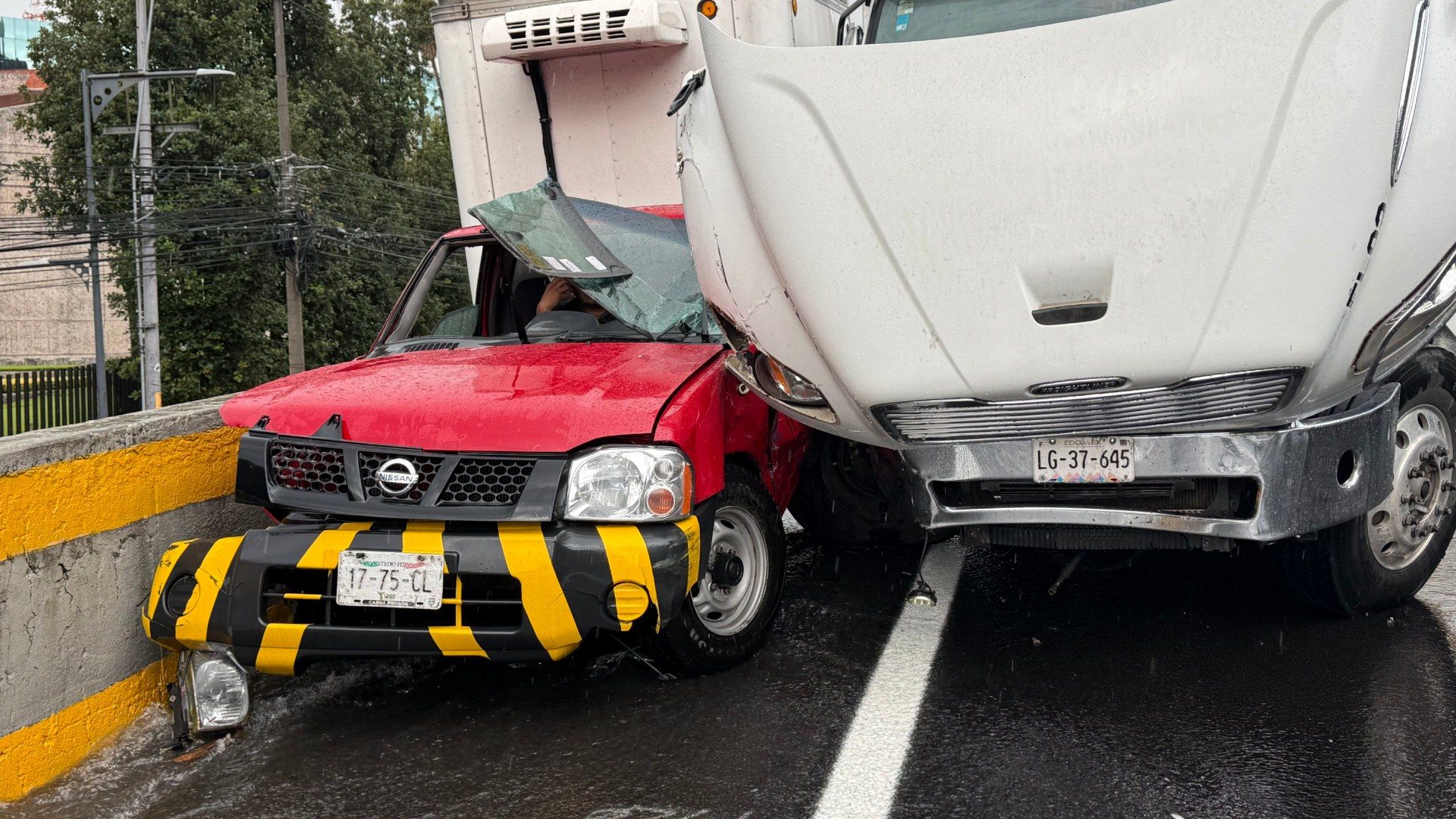 Choque Múltiple en la México-Toluca: Camión Impacta Vehículos y se Estrellan en Muro
