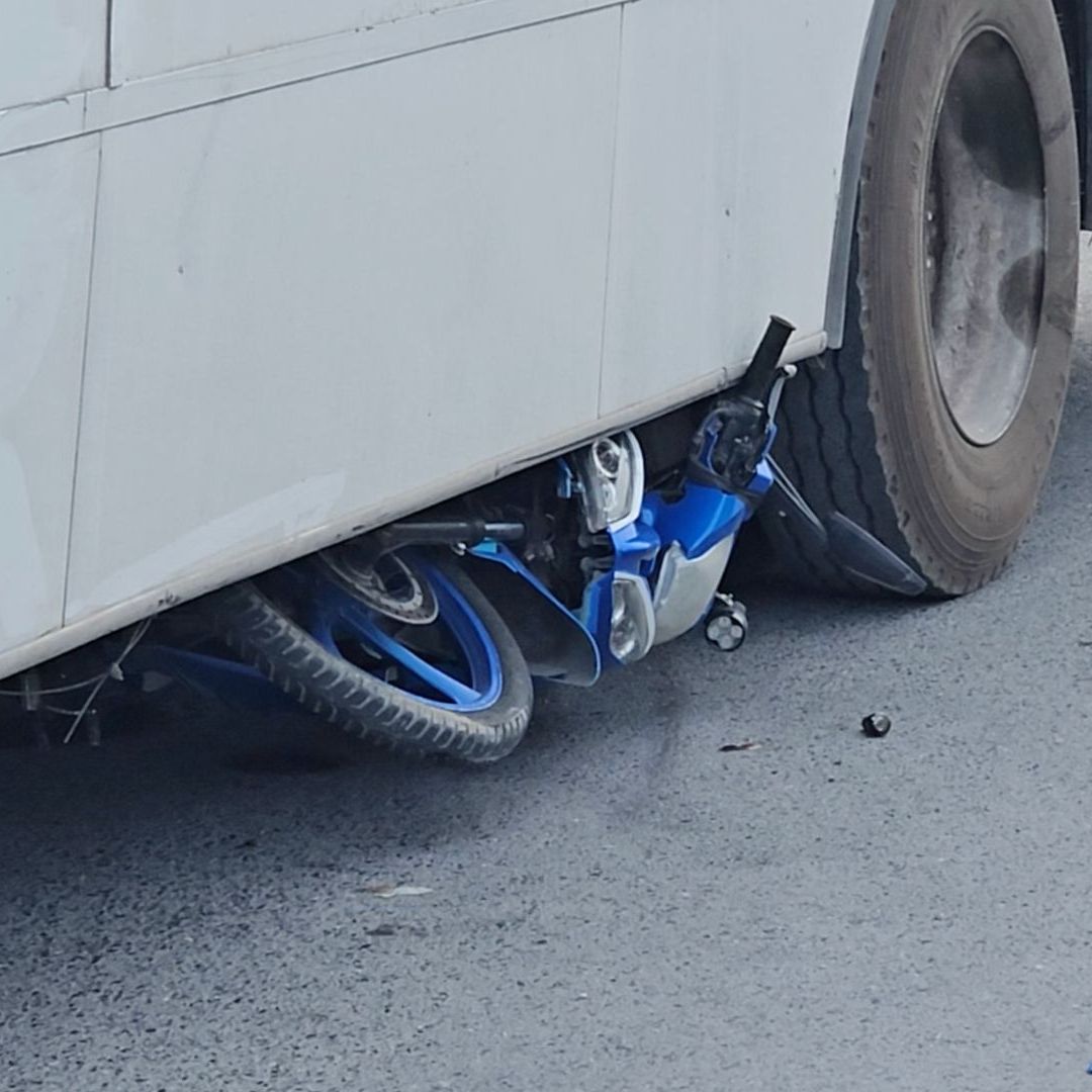 Choque motocicleta y camión
