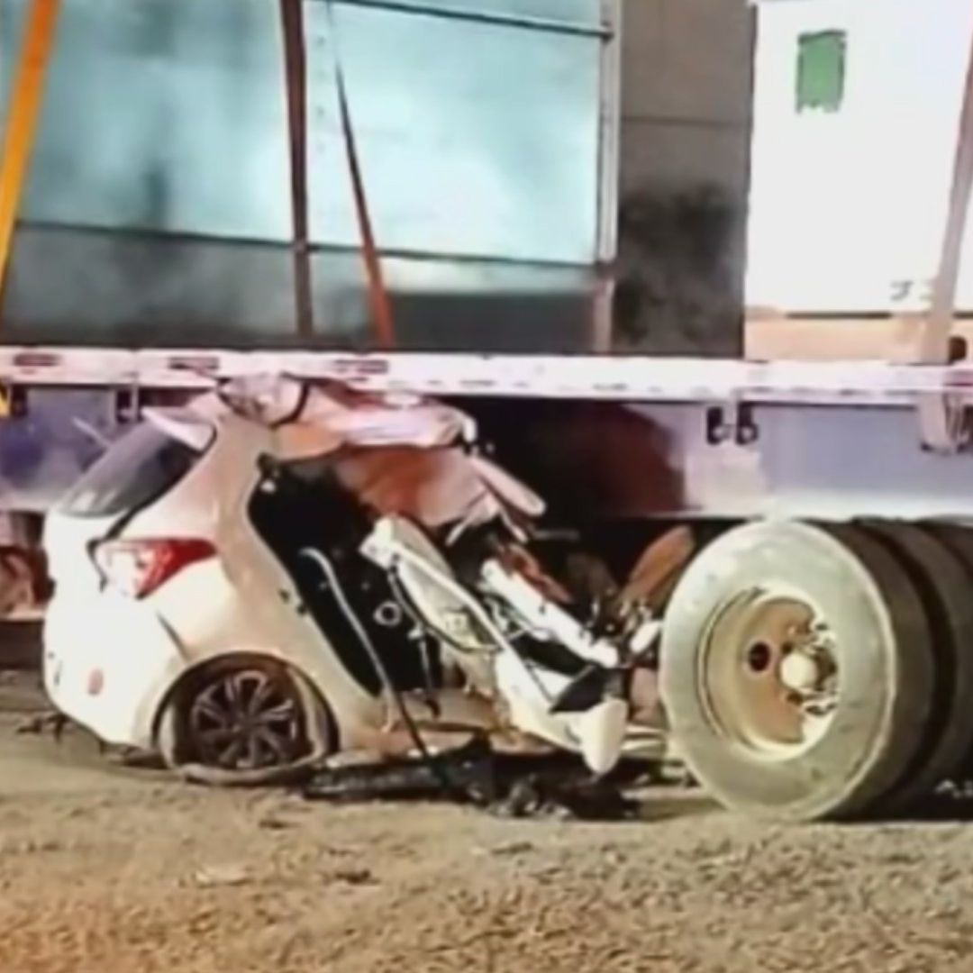 Auto choca contra plataforma de tráiler en Ciénega de Flores