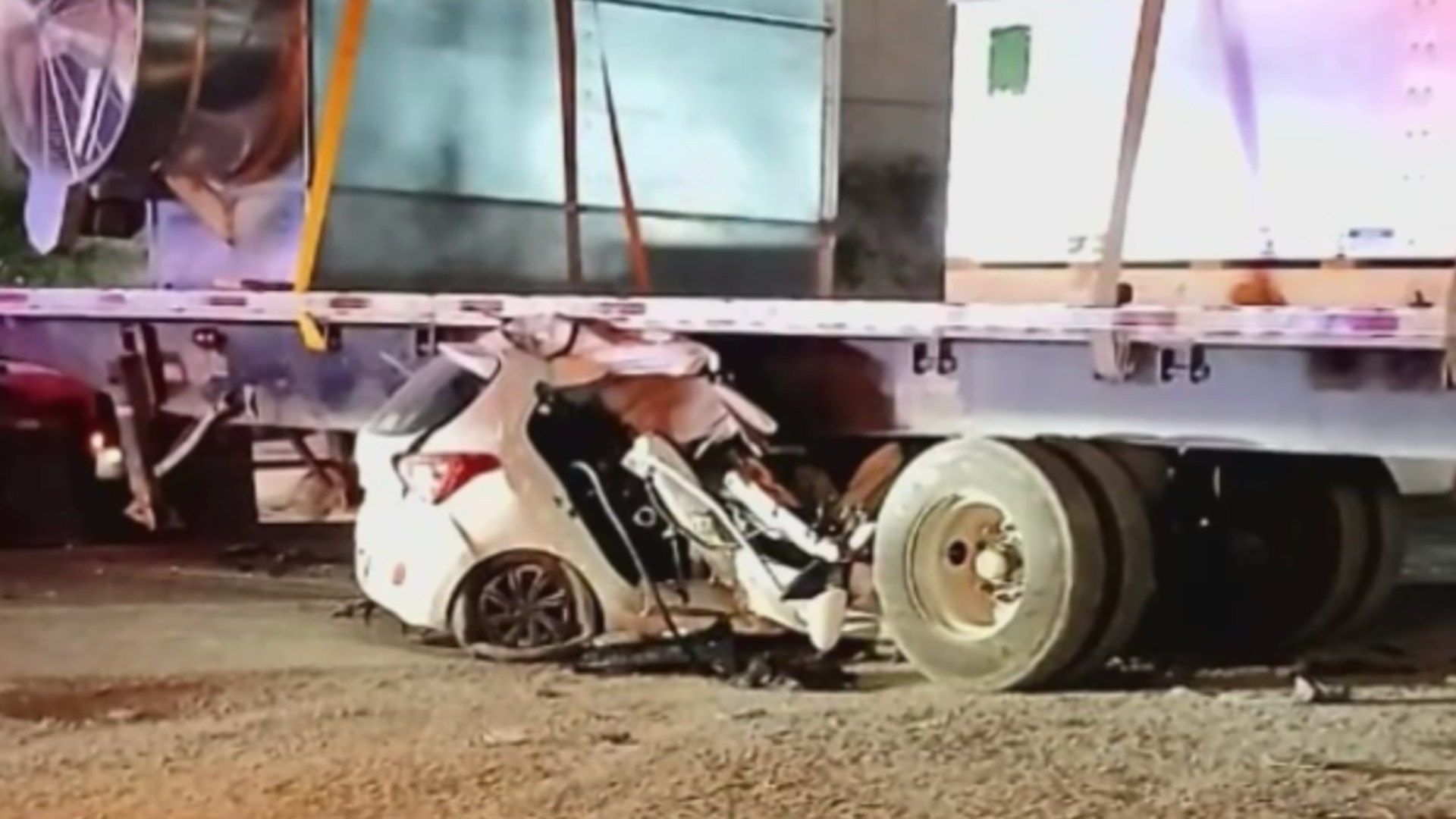 Auto choca contra plataforma de tráiler en Ciénega de Flores