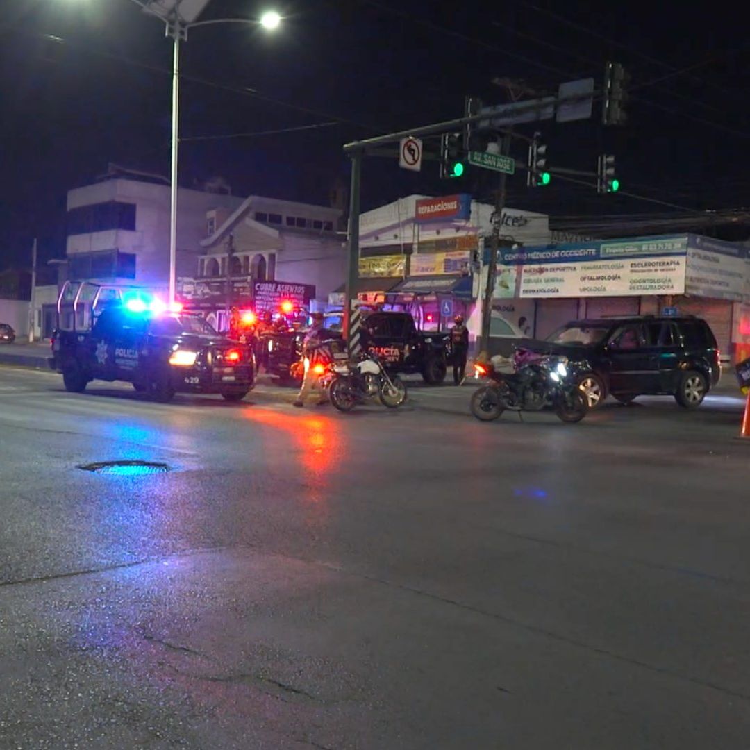 Choque entre camioneta y patrulla deja dos heridos en Monterrey