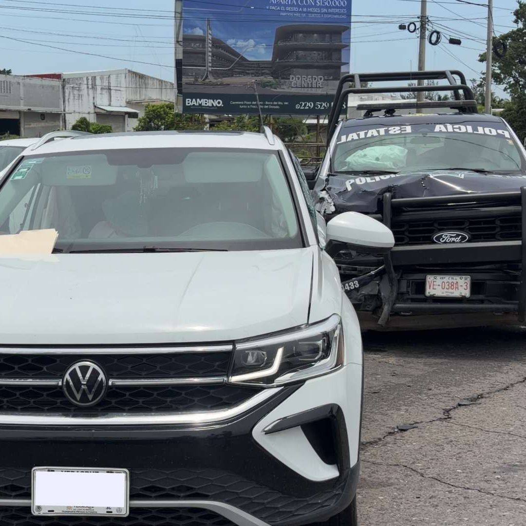 fuerte accidente vehicular entre patrulla y camioneta en la salida de la Central de Abastos
