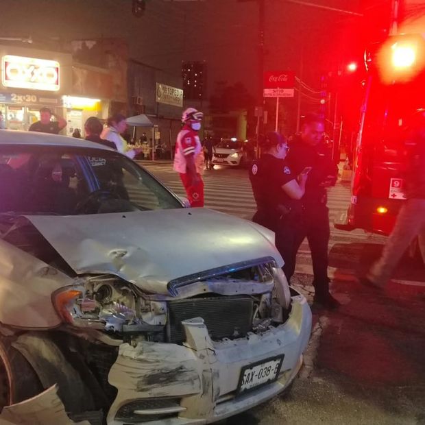 Paramédicos atienden a lesionados en choque en Monterrey