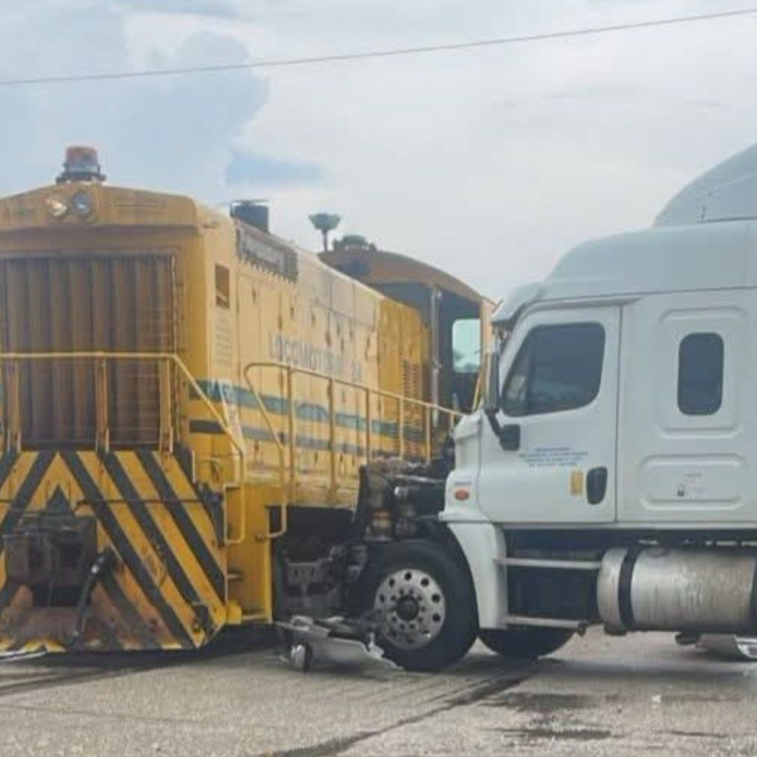 Tráiler se impacta contra locomotora en Coatzacoalcos