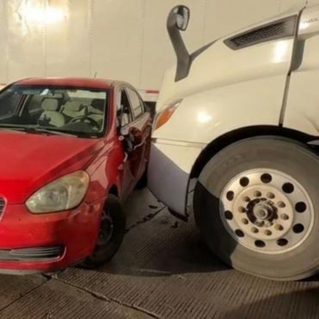 Caos vial provocó el accidente de un tráiler y un auto particular.