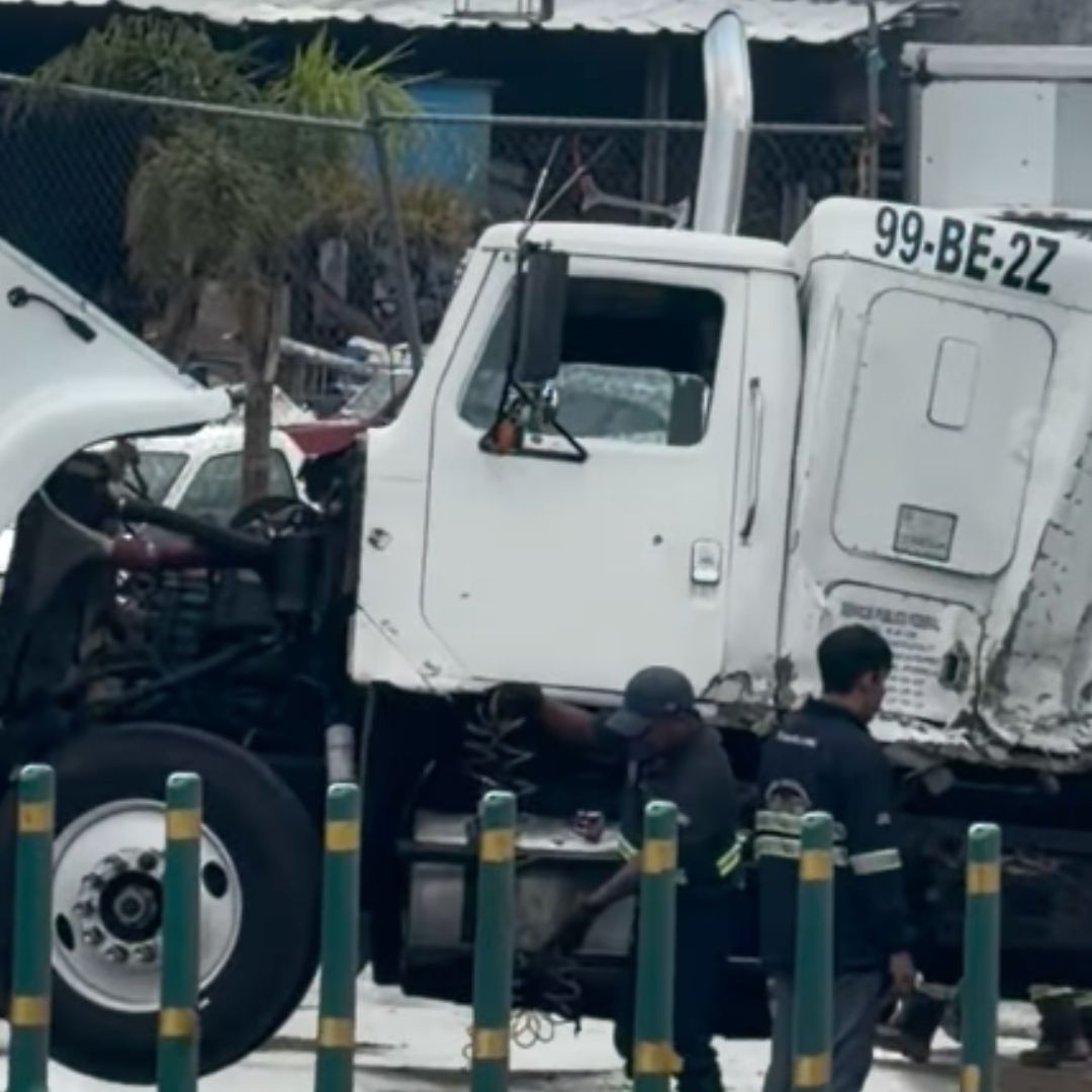 Accidente Choque Tráiler Muro de Contención Autopista México Puebla Central Abasto