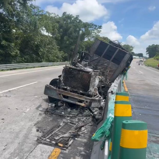 Choque e incendio de tráiler bloquea autopista Veracruz-México