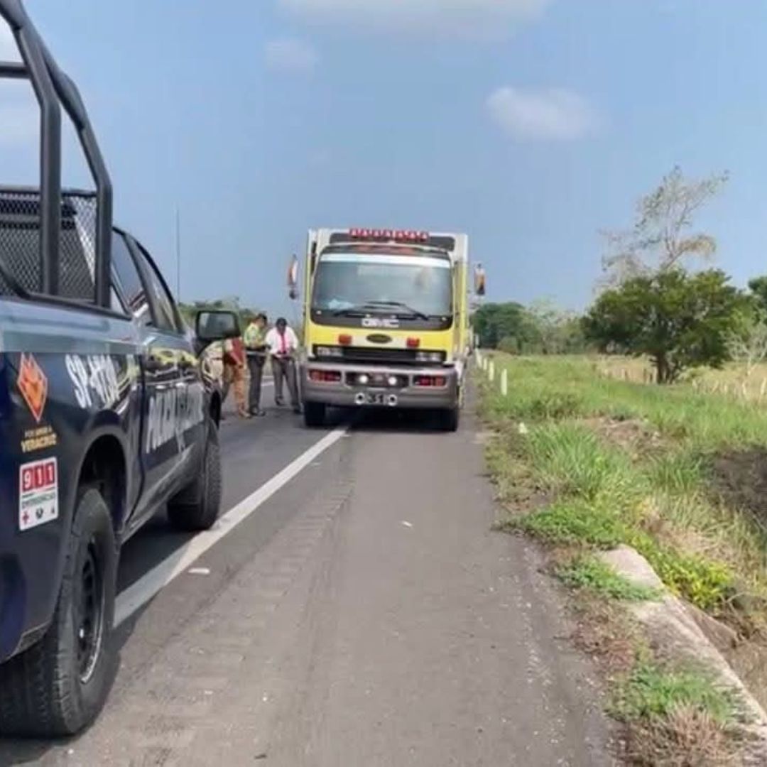 Once Personas Lesionadas tras Choque Entre Tráiler y Autobús en Autopista La Tinaja-Cosoleacaque