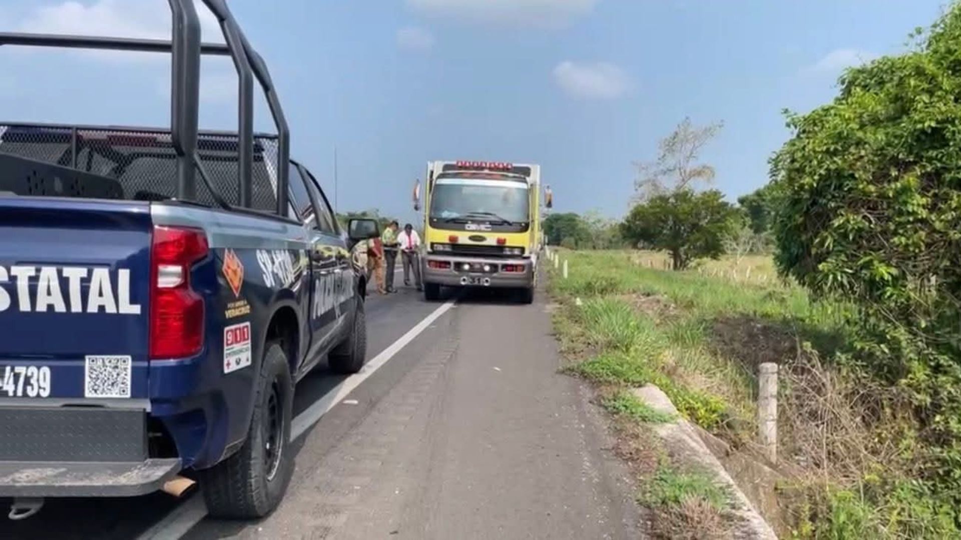 Once Personas Lesionadas tras Choque Entre Tráiler y Autobús en Autopista La Tinaja-Cosoleacaque