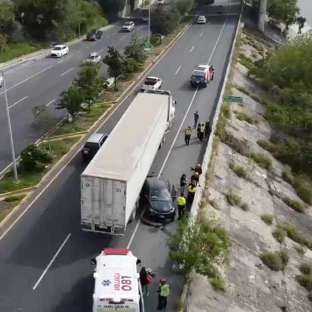 Choque de tráiler y auto en Monterrey