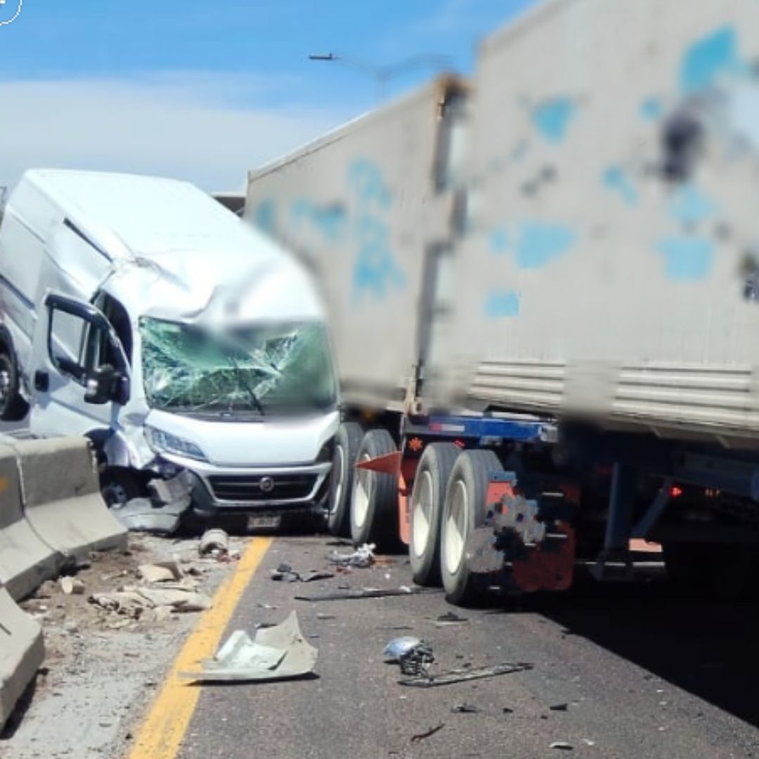 El percance provocó la destrucción del muro central de concreto.