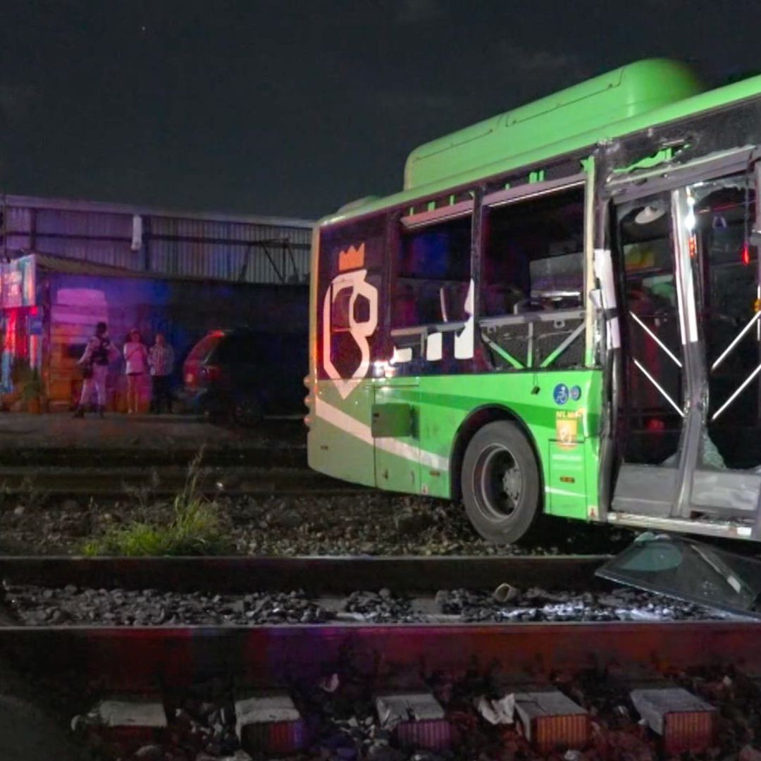 Camión ruta 37 tras choque en vías del tren