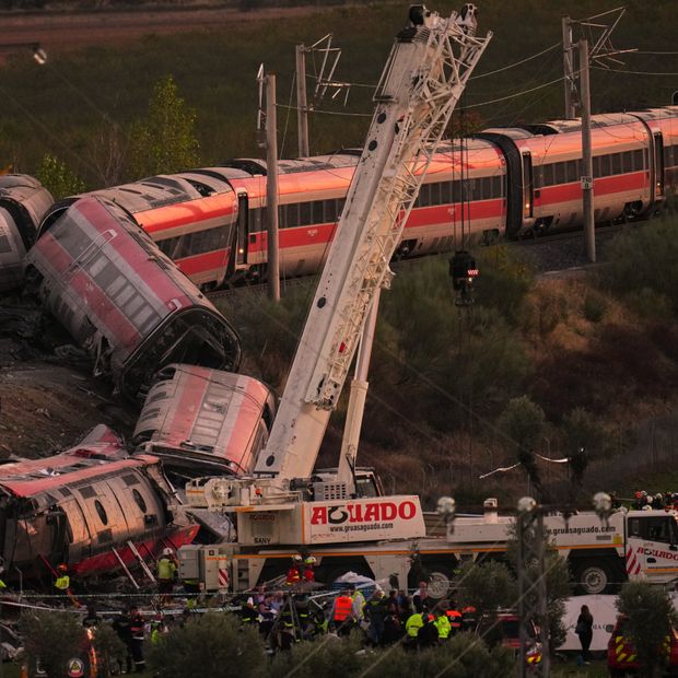 Con ayuda de grúas, rescatistas buscan a víctimas entre los fierros retorcidos de los trenes siniestrados