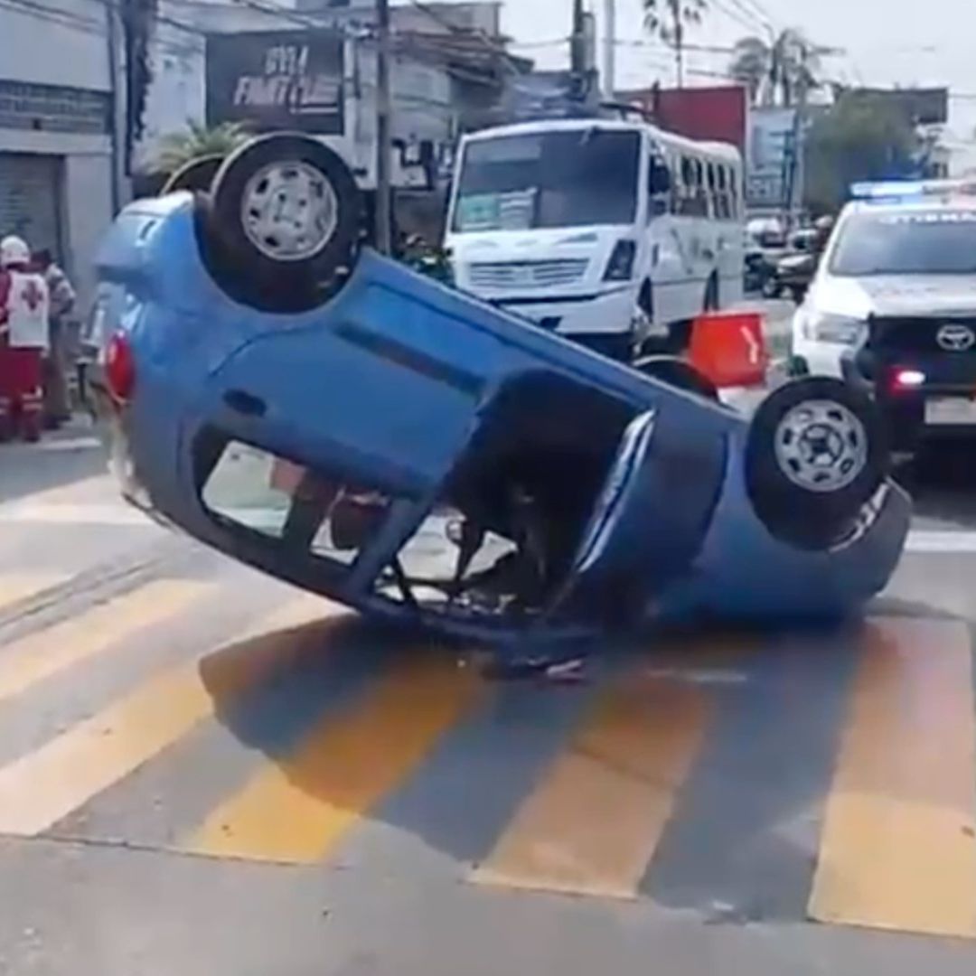 Automóvil termina volcado tras ser impactado por una camioneta en Córdoba, Veracruz