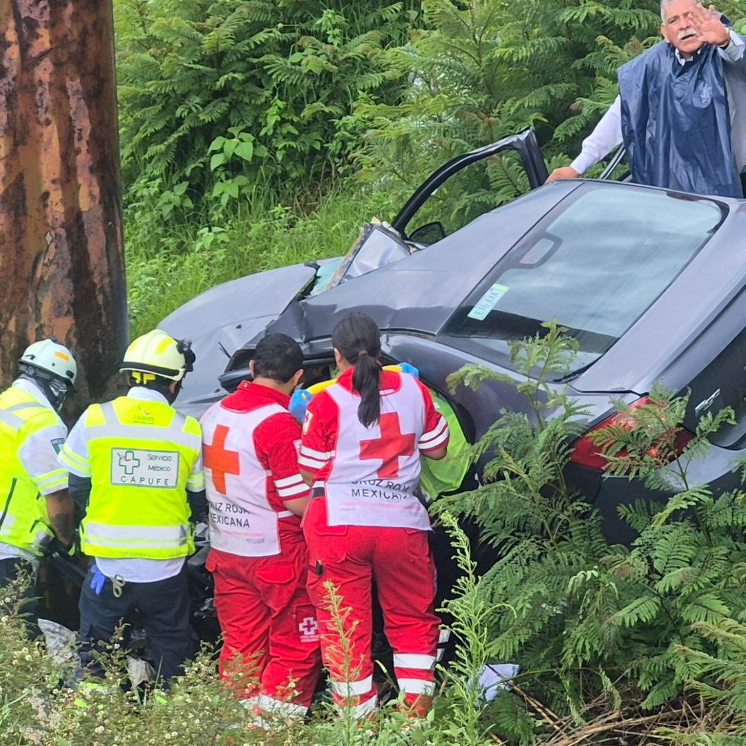 El conductor fue sustraído y llevado a un hospital de Puebla.