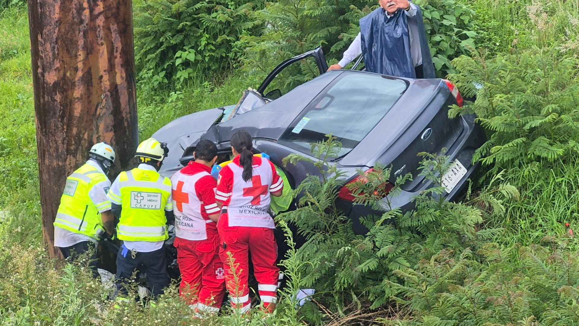 El conductor fue sustraído y llevado a un hospital de Puebla.