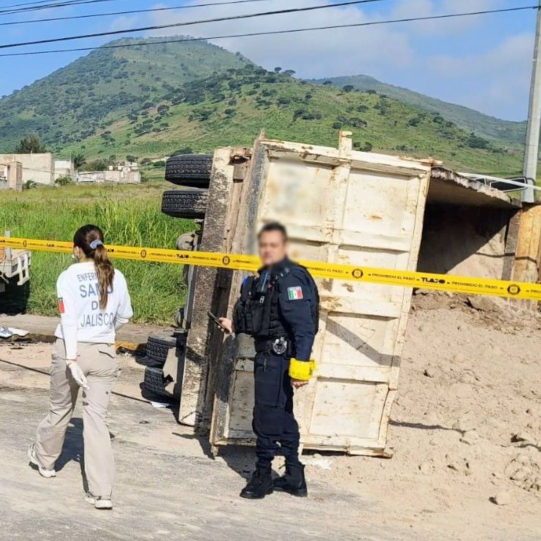 Choque con volcadura deja 12 personas heridas.