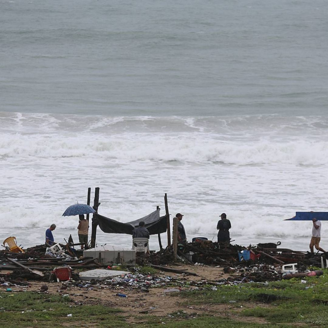 Residentes buscan objetos personales entre los escombros tras el paso del huracán John en Acapulco, en septiembre 2024. Foto: AP | Archivo