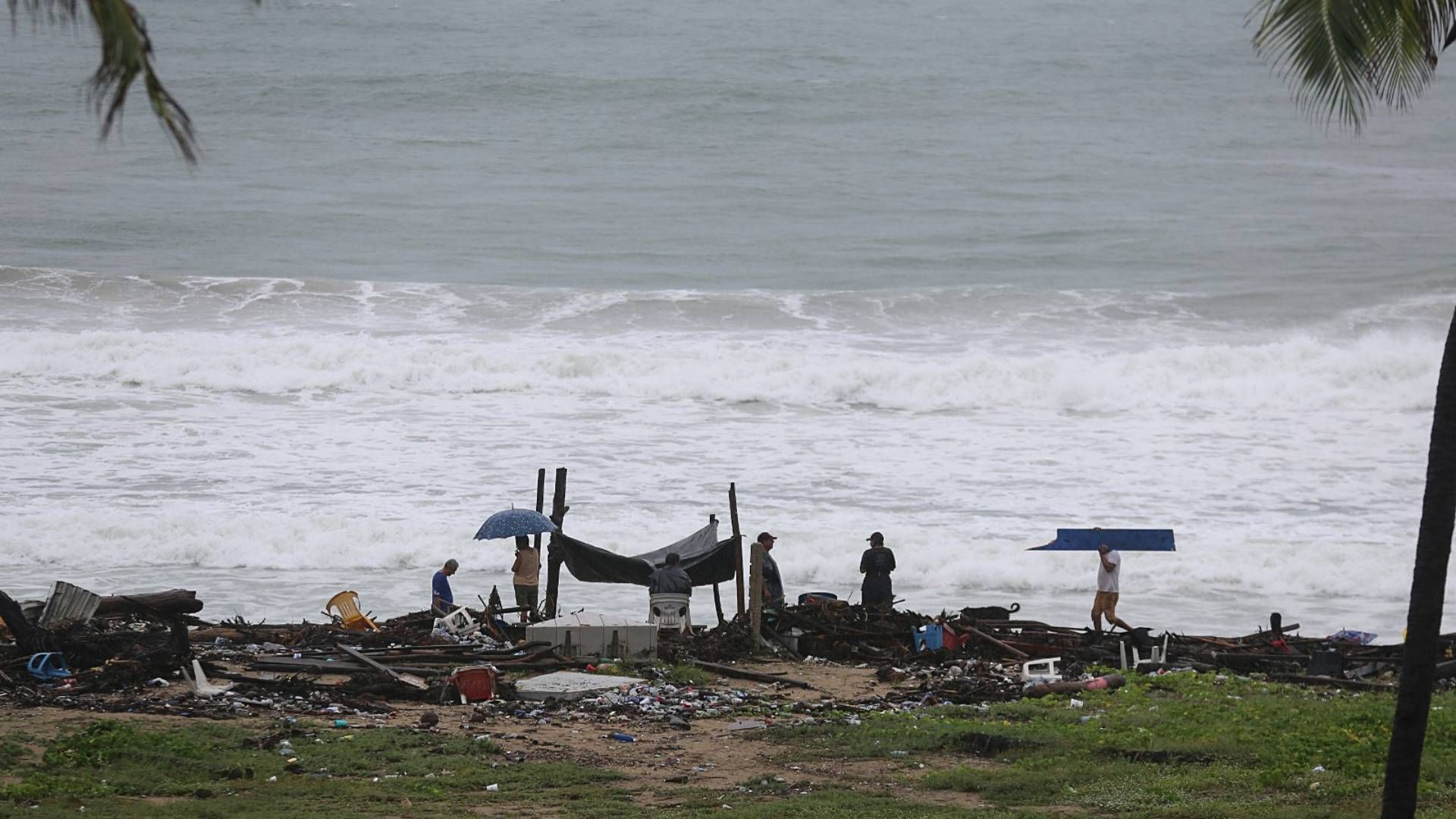 Residentes buscan objetos personales entre los escombros tras el paso del huracán John en Acapulco, en septiembre 2024. Foto: AP | Archivo