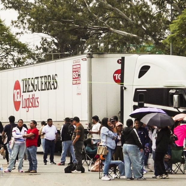 Maestros bloquean carretera en Oaxaca con tráiler