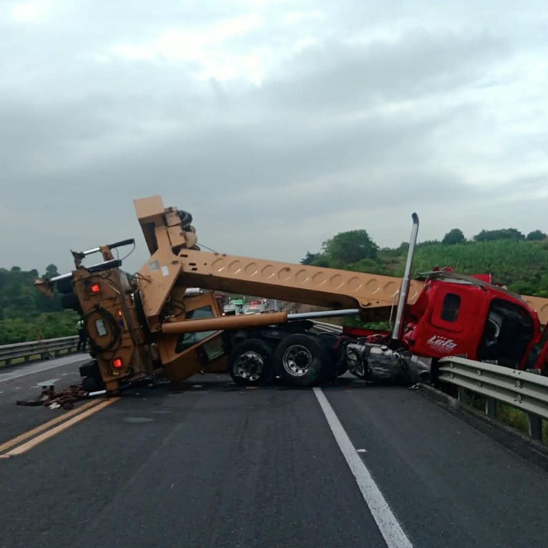 Cierran Carretera de Veracruz por Volcadura de Grúa que Intentaba Mover un Tráiler