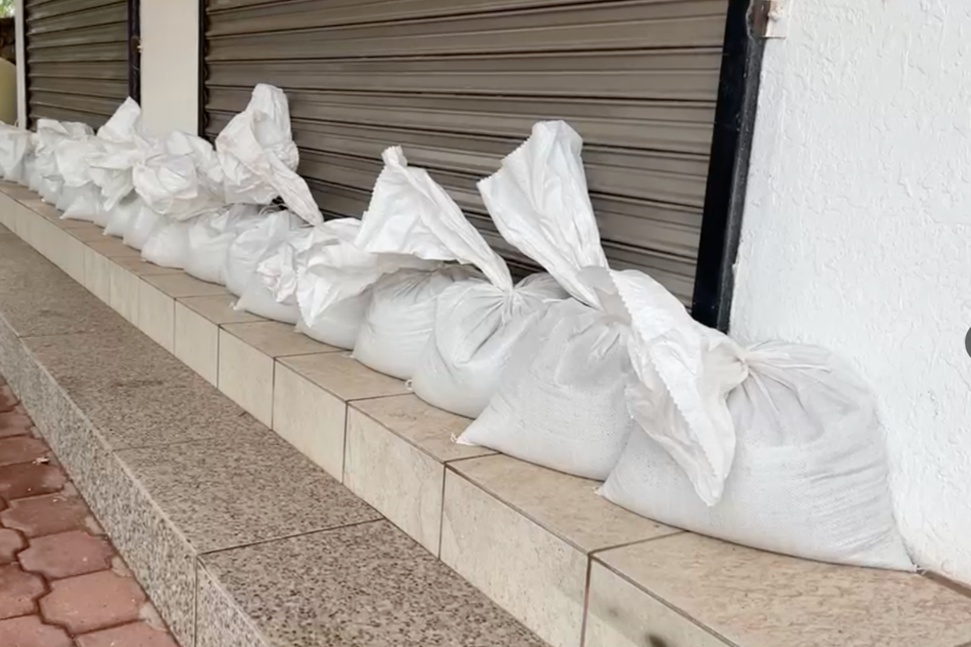 Guaymas Pide Cierre de Comercios y Colocan Sacos de Arena por el Huracán Polo