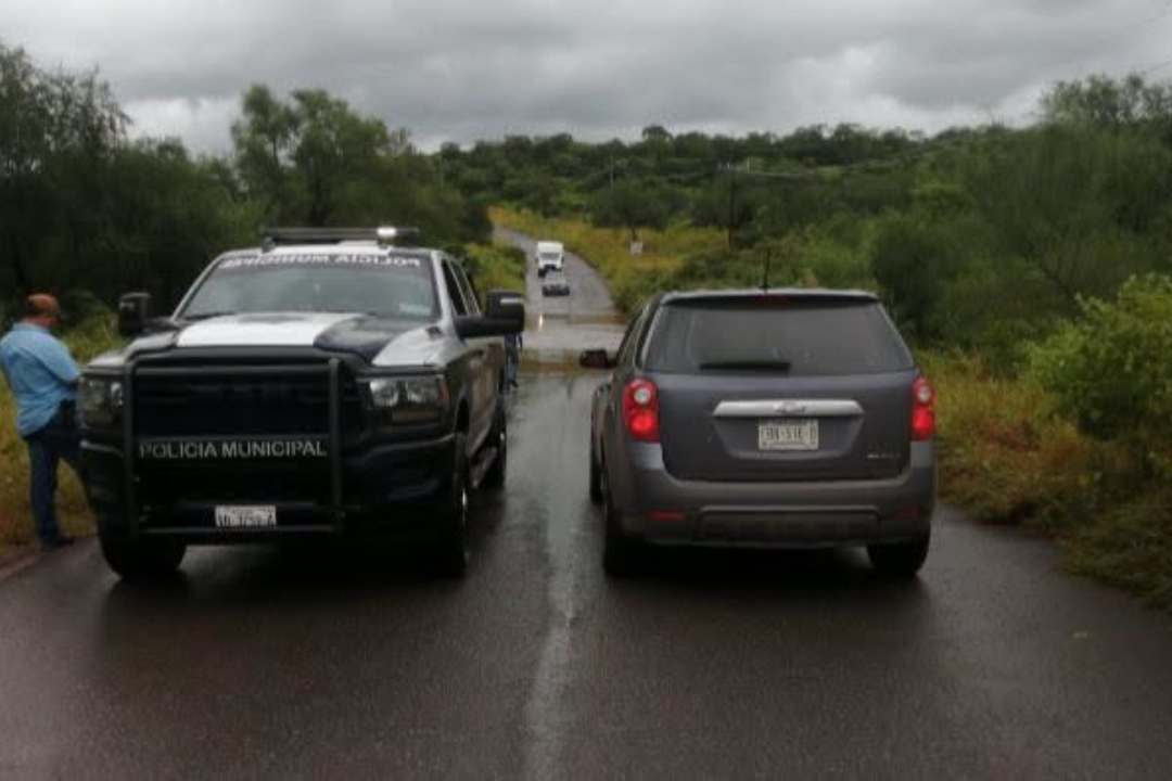 Cierres carreteros en Sonora por lluvias del Huracán Polo.