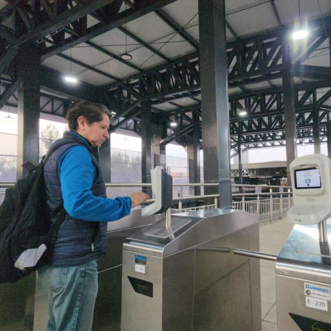 Usuarios de la Línea 12 del Metro
