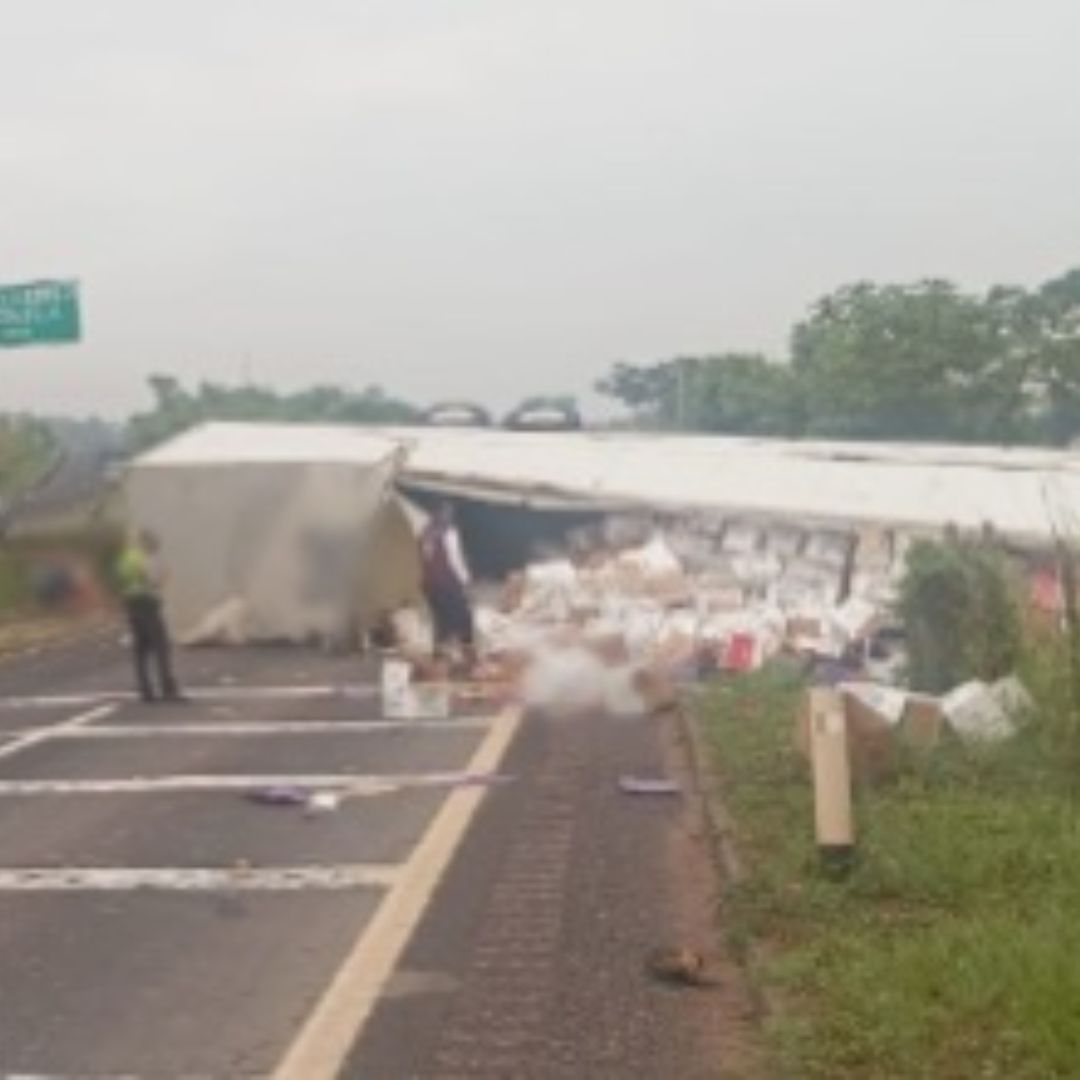 Volcadura de Tráiler Provoca Cierre Total de Carretera Coatzacoalcos-Villahermosa