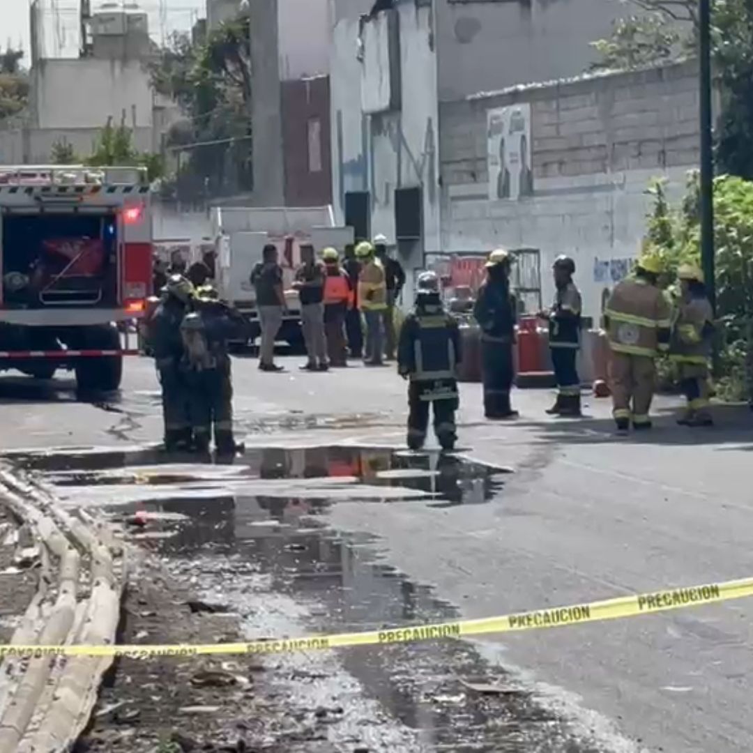 Fue cerrada la lateral durante trabajos de Bomberos y Protección Civil.