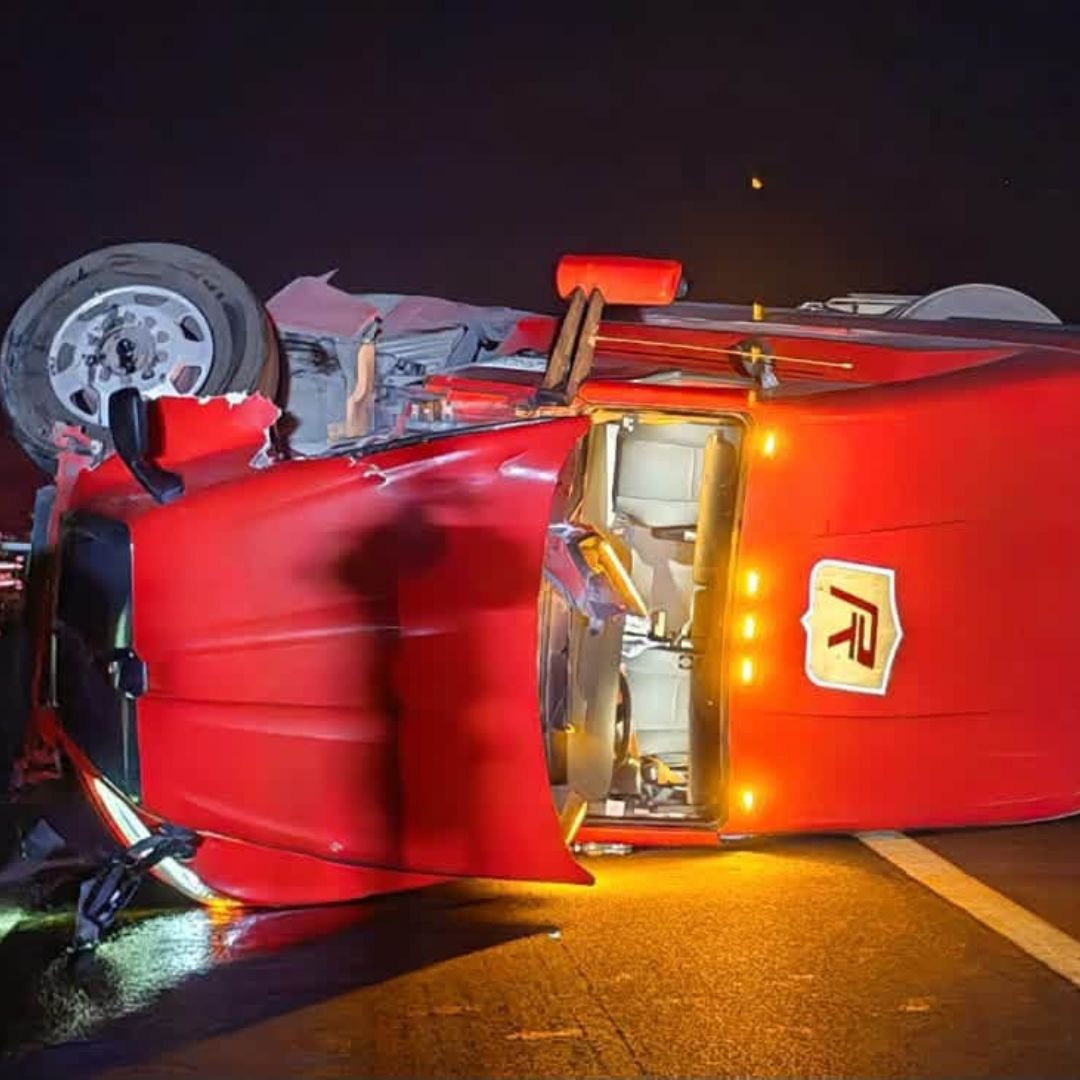 El conductor perdió el control y el combustible se derramó en el pavimento.