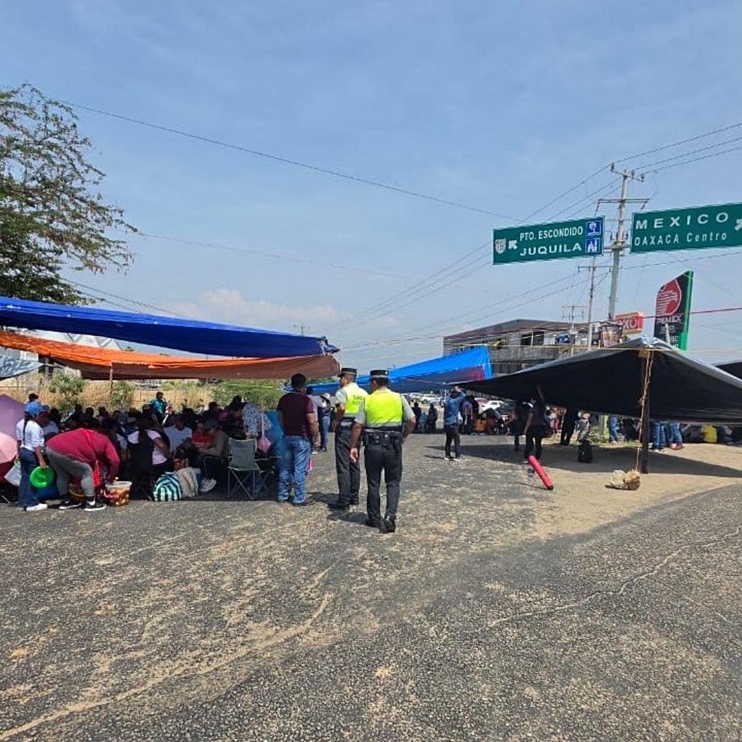 Bloqueo carretero por manifestación en Oaxaca el 27 de mayo 2026.
