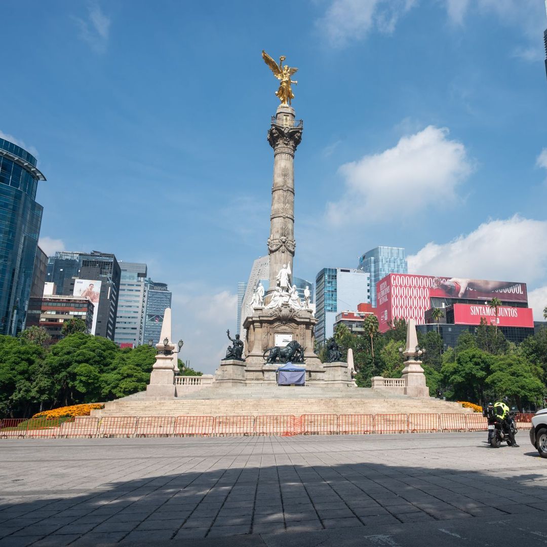 Policía de CDMX realiza recortes viales en Reforma.