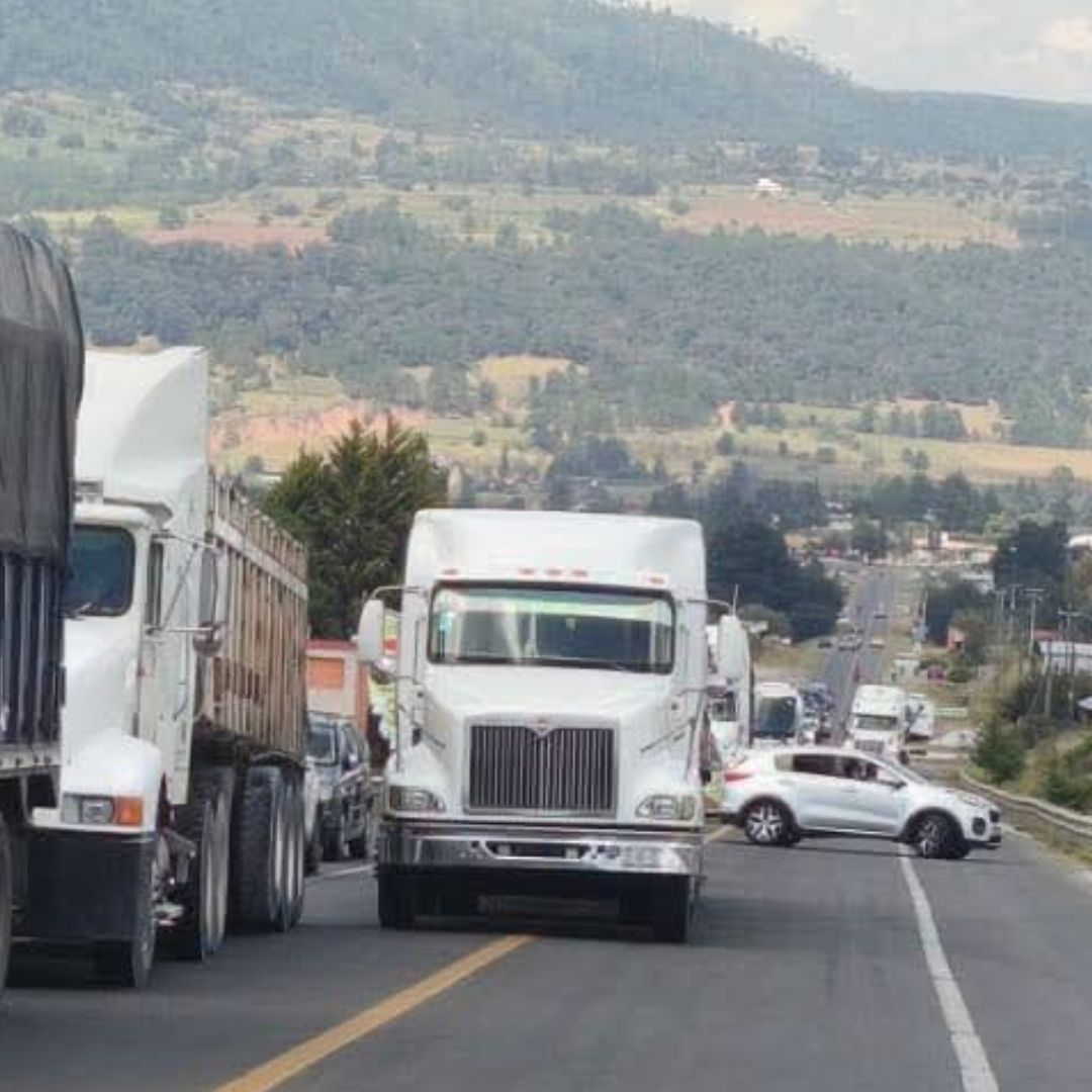 Cierres viales en Zacatlán por detención de un hombre.