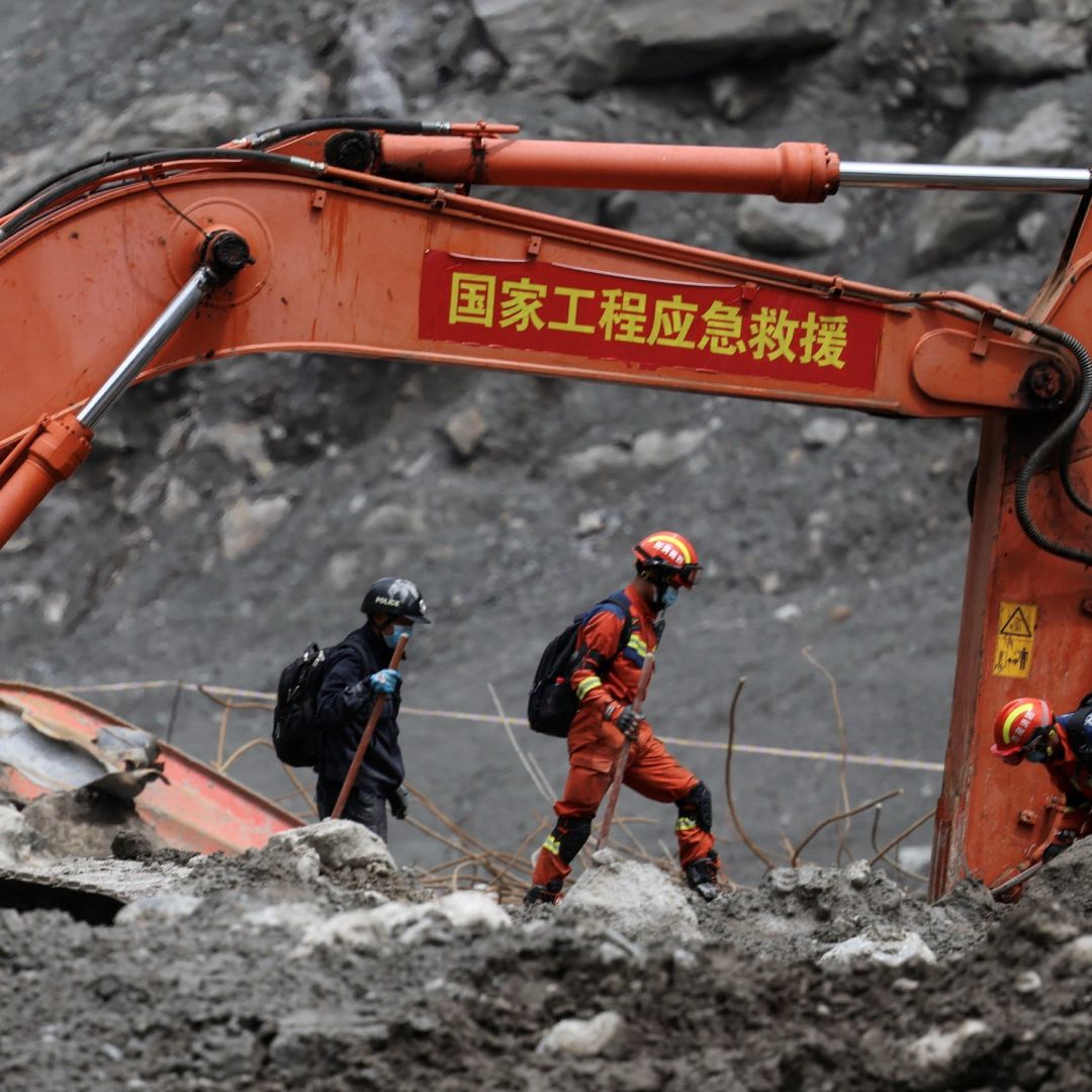 Más de 21,465 efectivos de las distintas fuerzas de seguridad buscan sobrevivientes tras las riadas en Nepal y China