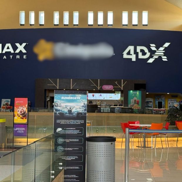 Hallan a mujer intoxicada en cine de Angelópolis en Puebla; Investigan posible abuso