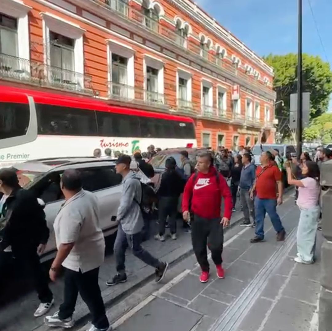 Ambulantes se confrontan con policías en Puebla.