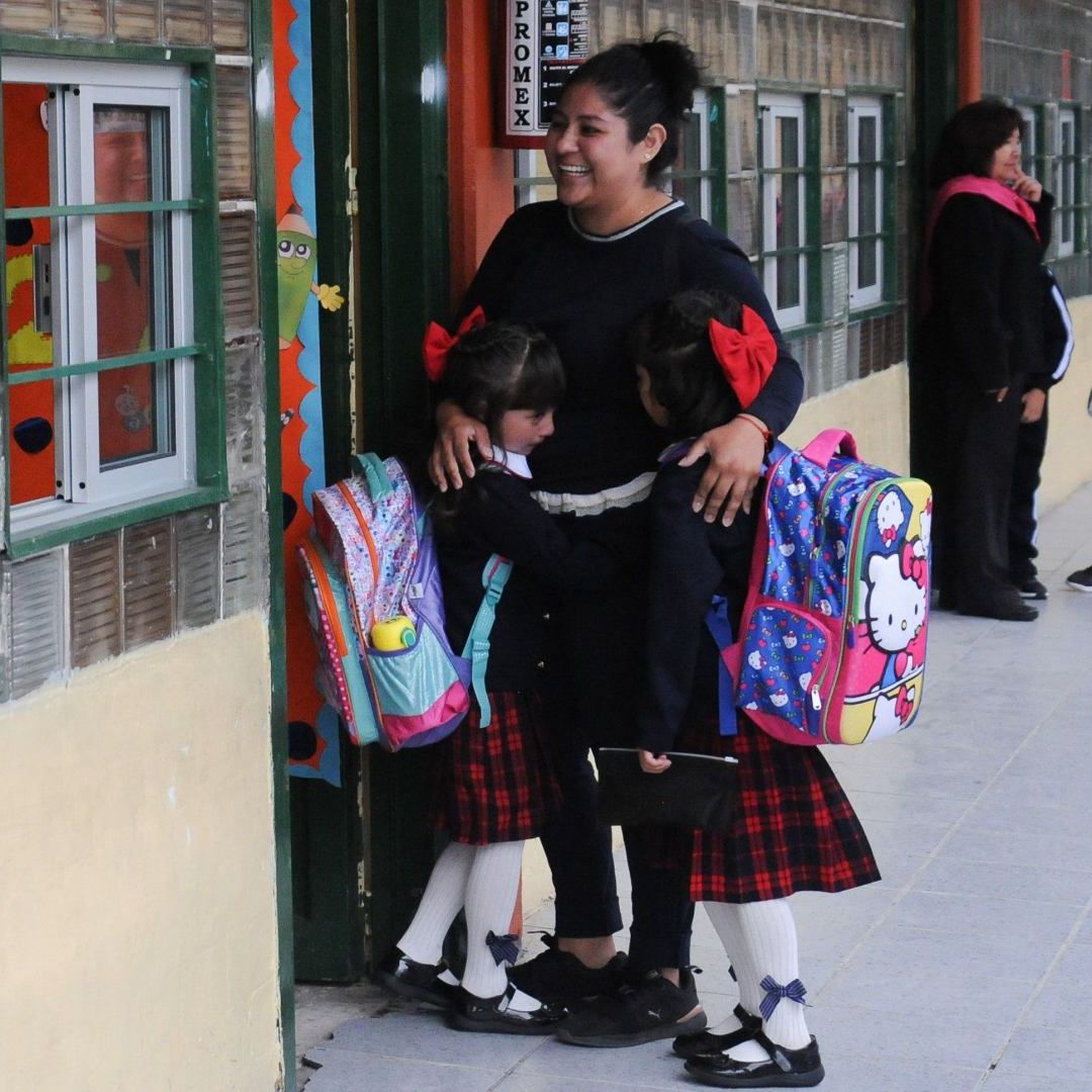 Una adre acompaña a sus dos hijas a entrar a su nuevo salón de clases. Foto: Cuartoscuro | Archivo