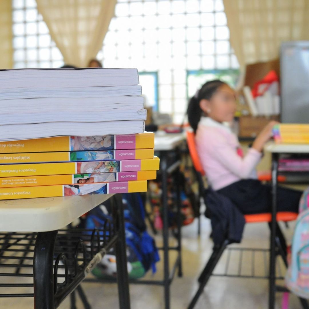 Estudiantes de primaria en un salón de clases.