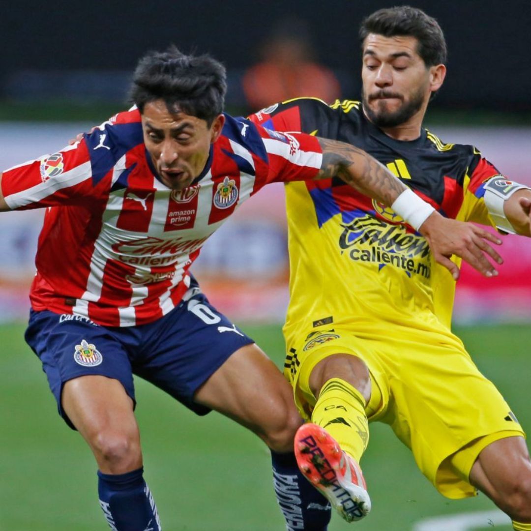 Omar Govea y Henry Martín disputan un balón durante el clásico nacional