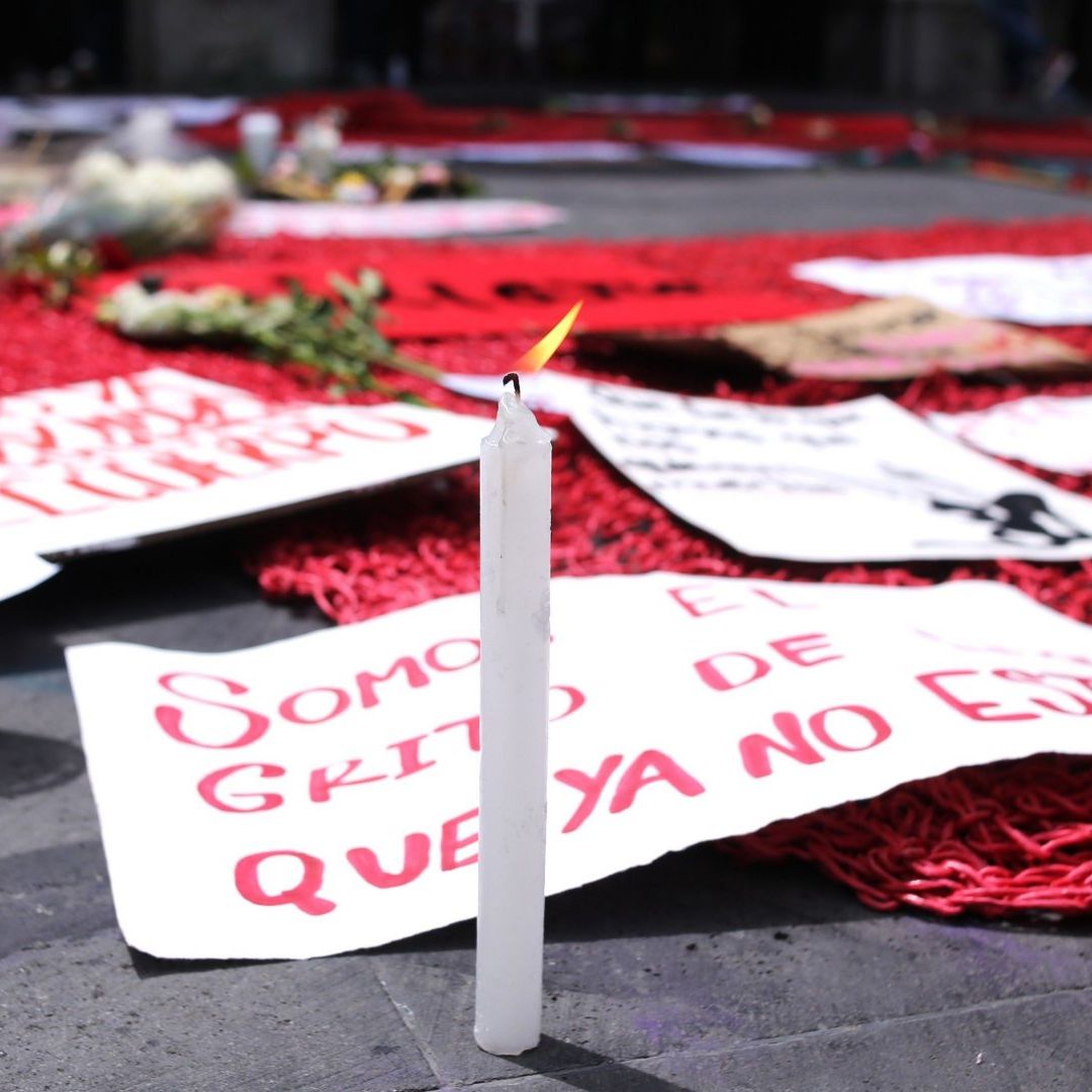 Carteles y velas colocadas durante marcha de estudiantes de Morelos tras asesinato de Claudia Tacoronte. Foto: Cuartoscuro