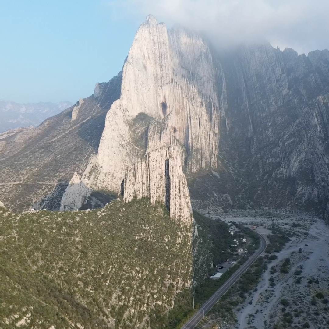 Amanecer en la ciudad de las montañas
