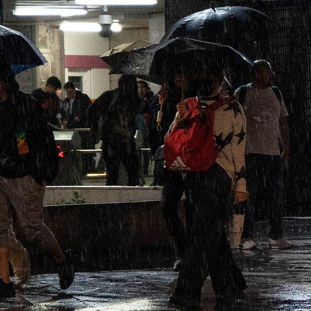 Personas se cubren de la lluvia con impermeables y otros objetos en la Zona Rosa, CDMX, el 15 de octubre 2026. Foro: Cuartoscuro