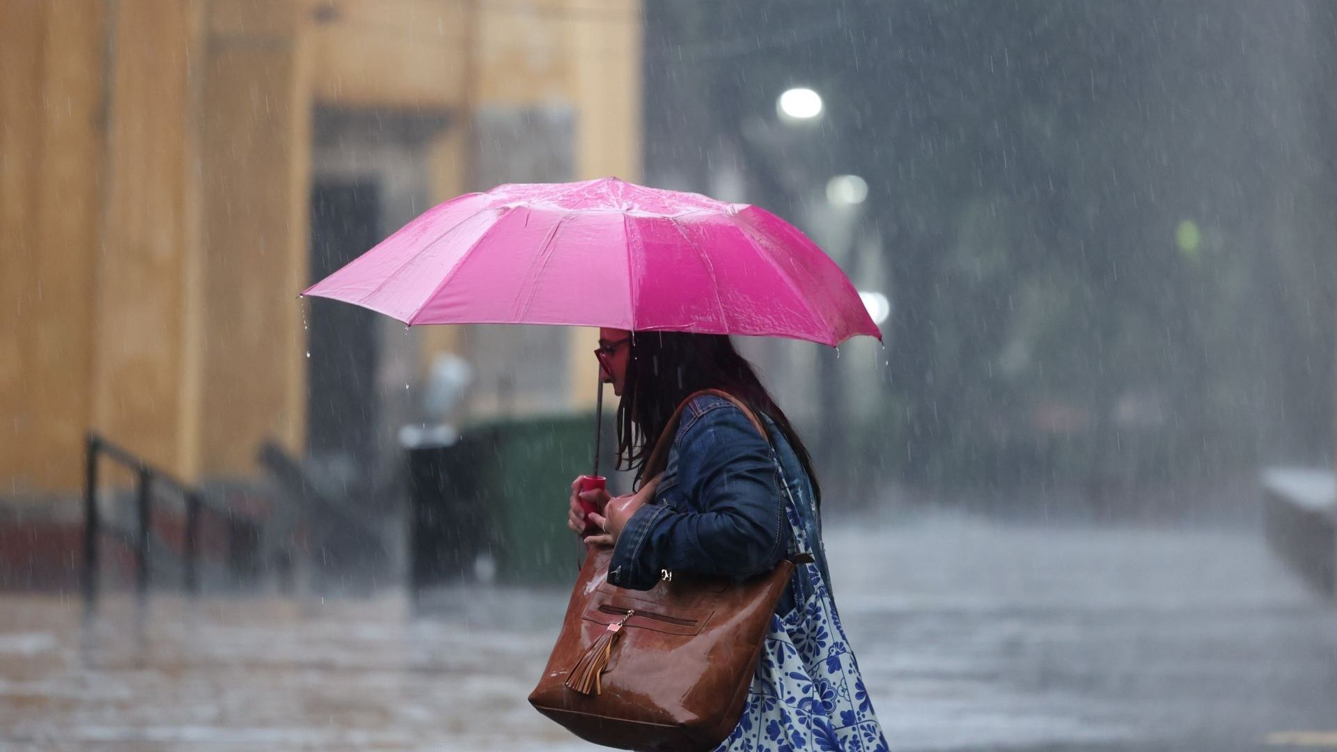 Una mujer se protege de la lluvia en la CDMX