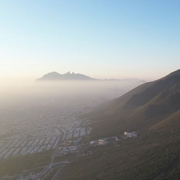 Amanecer en la ciudad de las montañas