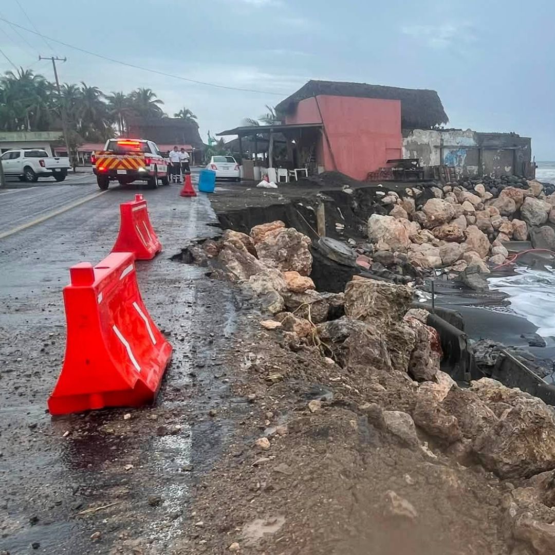 Afectaciones por el huracán Rachel en un tramo de la carretera a El Real, en Colima