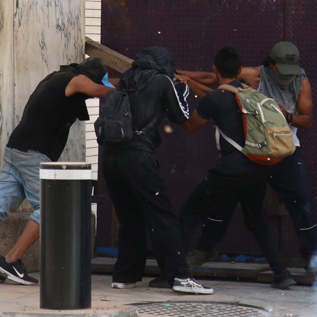Personas intentaron derribar vallas durante marcha de CNTE en CDMX.