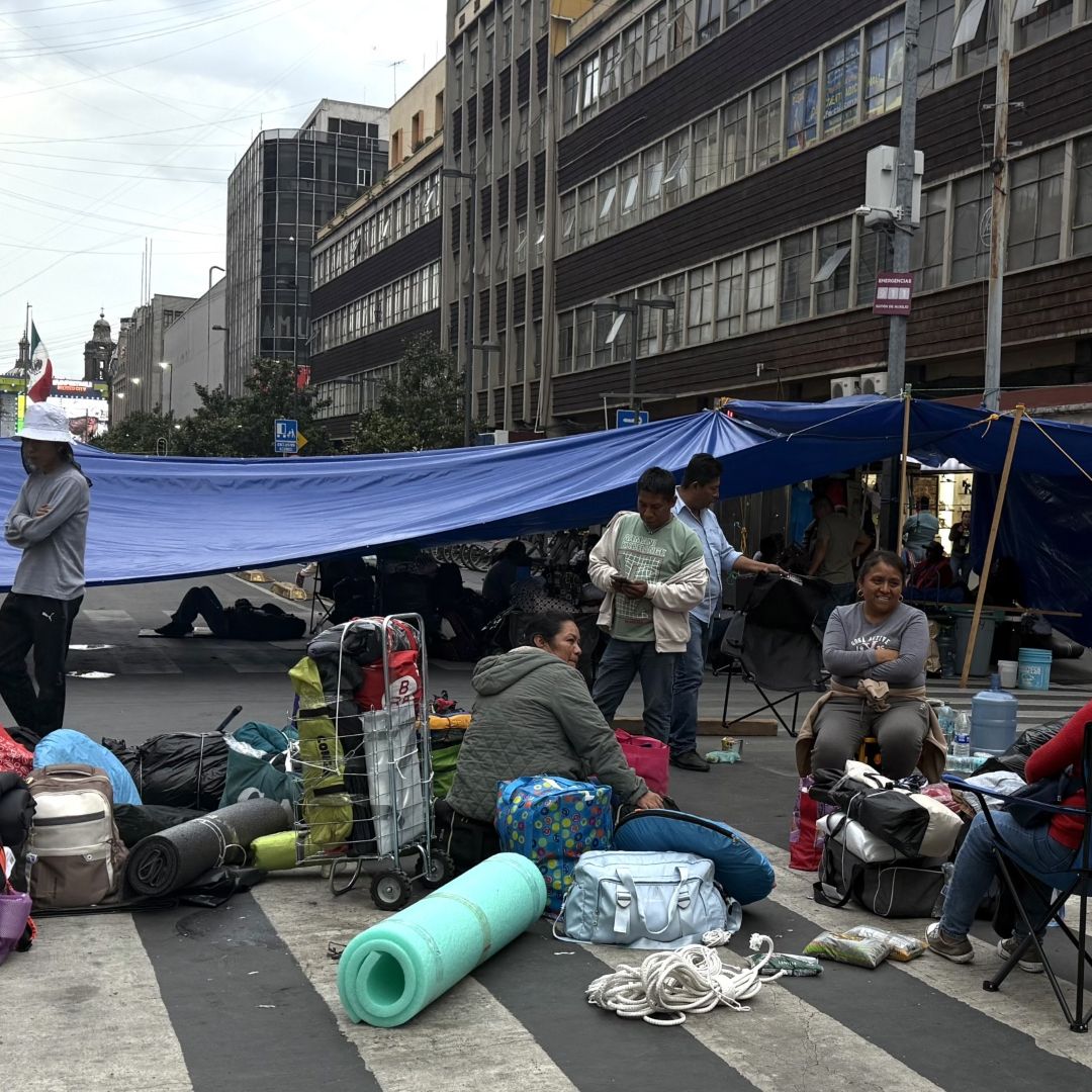 La CNTE mueve sus pertenencias del plantón en CDMX