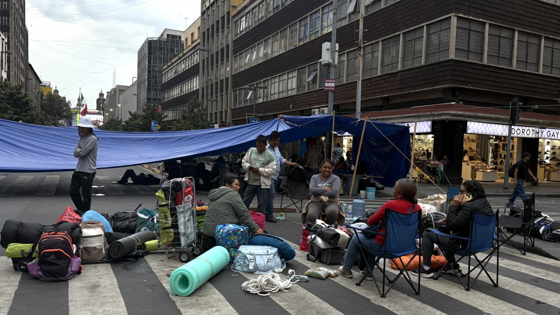 La CNTE mueve sus pertenencias del plantón en CDMX